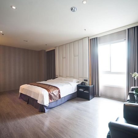 סינצ'ו סיטי Grand Crystal Hotel מראה חיצוני תמונה